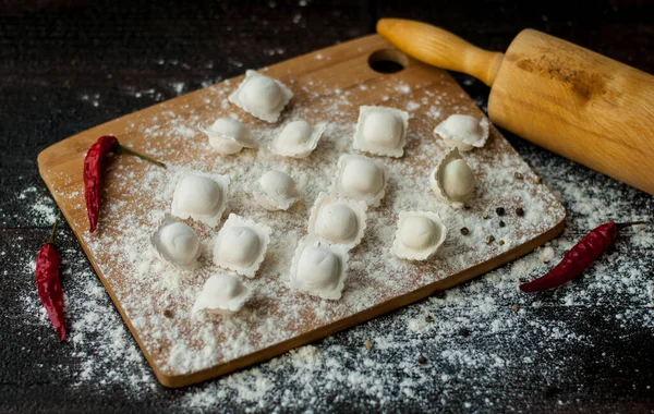 Modellering Hemmagjorda Italienska Dumplings Eller Ravioli Mörk Bakgrund Med Utspridda — Stockfoto