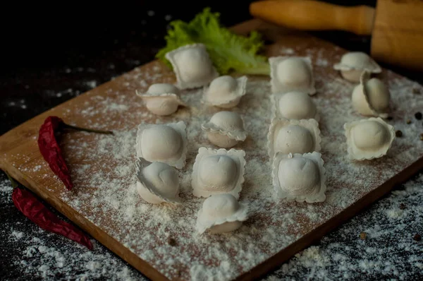 Modellering Hemmagjorda Italienska Dumplings Eller Ravioli Mörk Bakgrund Med Utspridda — Stockfoto