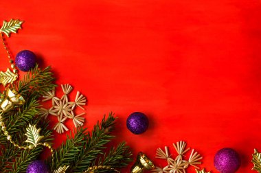 Yeni yıl ya da yeni yıl aralığında mesaj için yer olacak. Noel ağacı dalları ve kır oyuncakları ile parlak kırmızı arkaplan