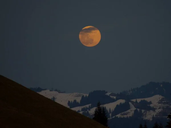 Полная луна в темном небе — стоковое фото