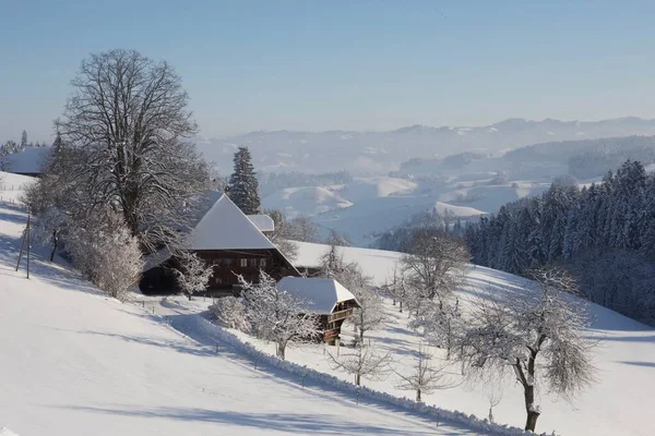 Традиционный фермерский дом зимой — стоковое фото