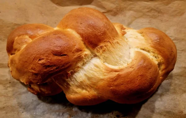 Vävt bröd färdigt att äta — Stockfoto