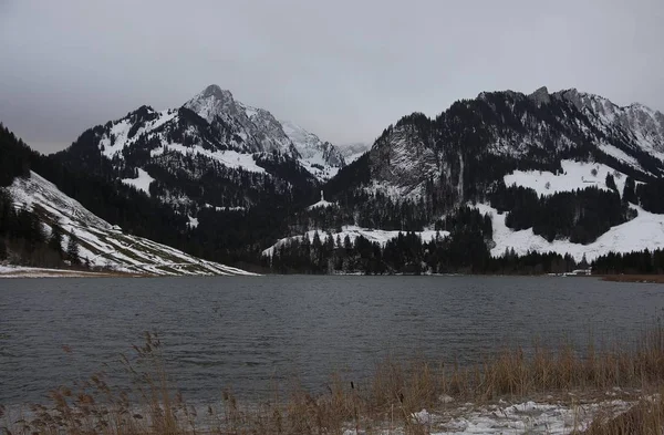 Kış zamanı İsviçre Alplerinde Schwarzsee