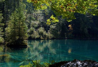Derin mavi masal gölü Blausee
