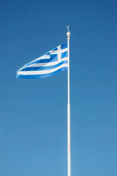 Gresk flagg på blå himmel – stockfoto