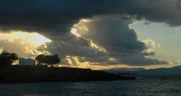 Pôr-do-sol dramático sobre a velha igreja — Fotografia de Stock