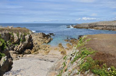 Quiberon yarımadasındaki Cte Sauvage 'ın Rocky sahili, Brittany