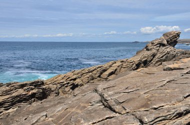 Quiberon yarımadasının vahşi sahillerindeki kayalar.
