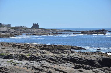 Britanya Quiberon yarımadasındaki Cte Sauvage manzarası, arka planda Turpault kalesi ile