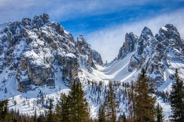 Pequeno Vale Coberto Neve Rodeado Por Picos Montanha — Fotografia de Stock