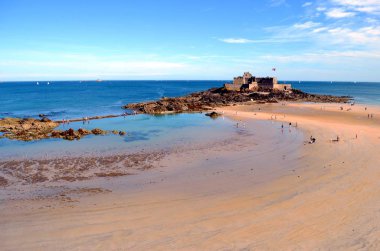 St. Malo Sahili 'nde gel-git