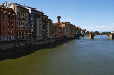 Floransa 'daki Arno nehrine bakan evler sıcak bir sonbahar gününde