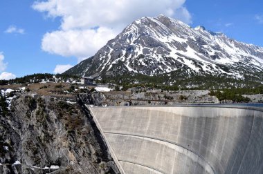 Stelvio Ulusal Parkı 'ndaki beton takviyesinde görkemli bir çalışma.