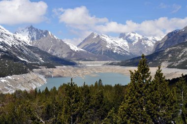 Deniz seviyesinden yaklaşık 3000 metre yukarıda Stelvio Ulusal Parkı 'nda Fraele Vadisi var. En yüksek tepelerle çevrili el değmemiş ve ıssız bir yer.