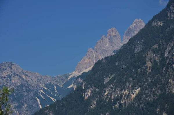 Een Zomerochtend Vallen Toppen Van Lavaredo Tegen Blauwe Lucht — Stockfoto