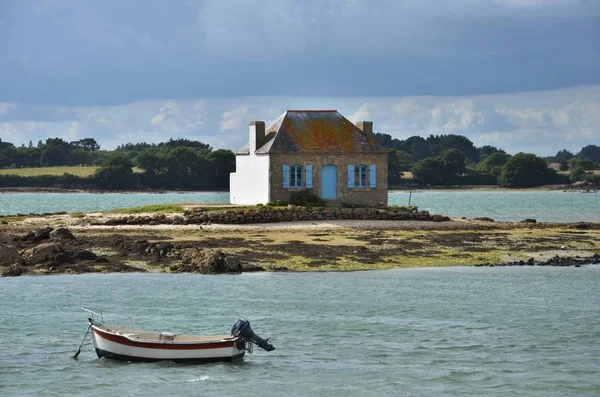 Petite Maison Sur Une Île Rocheuse — Photo