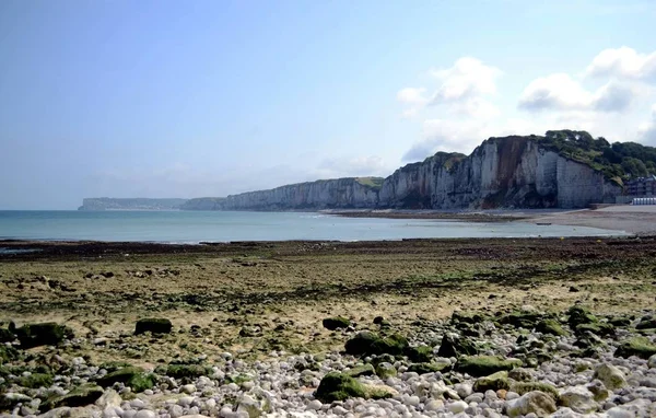 Une Plage Galets Avec Des Falaises Majestueuses Arrière Plan — Photo