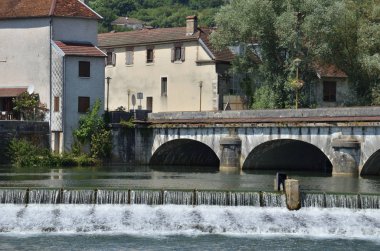 Köprüden sonra nehir suyunun yüksekliği küçük bir farkla karşılaşıyor.