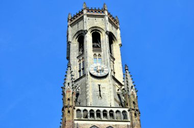 Bruges 'ün merkez meydanında saat kulesi
