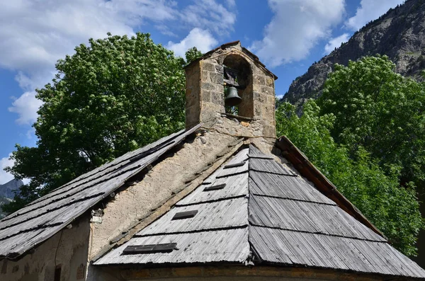 Una Pequeña Iglesia Valle Los Alpes Con Campana Que Llama —  Fotos de Stock