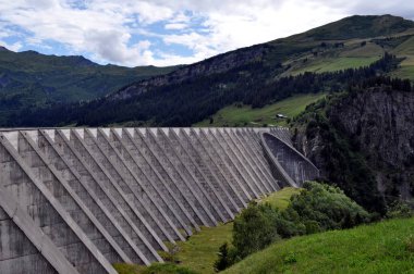 Çimentoyla inşa edilen Roselend barajı 187 milyon metreküp su alabilen yapay bir havza oluşturuyor. Bölgede yaşayan 450.000 kişiye yetecek kadar elektrik sağlıyor.