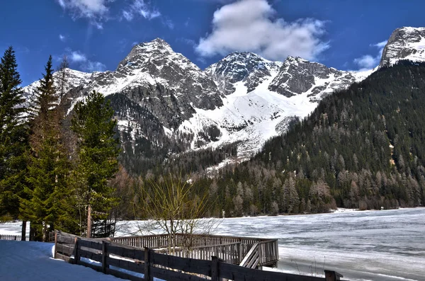 Montañas Bosques Lago Congelado —  Fotos de Stock