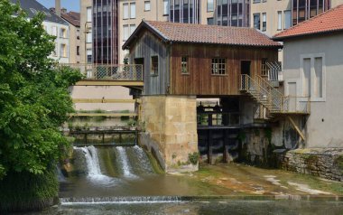 Suyun üzerindeki antik kapılar hala şehrin binaları arasında çalışmalarını sürdürüyor.