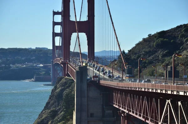Lange Rij Voertuigen Aan Golden Gate Morgens Gaan Aan Het — Stockfoto