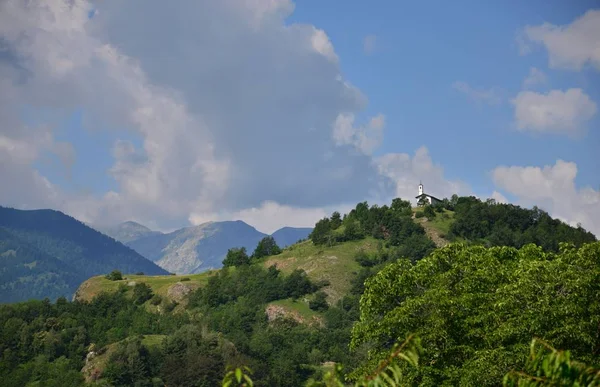 Небольшая Церковь Вершине Холма Окруженная Горами Кажется Шаге Неба — стоковое фото