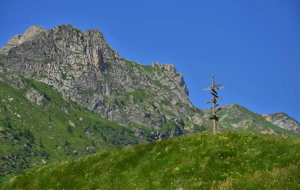 Hegyek Lábánál Sok Jel Utal Arra Hogy Saját Utadat Járd — Stock Fotó