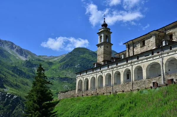 Heiligdom Van San Magno Valle Grana Omgeven Door Bergen Een — Stockfoto