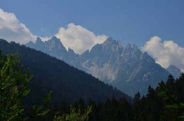 Dolomitik tepeler zinciri