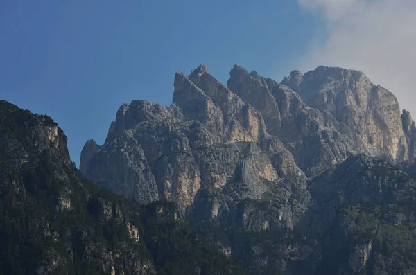 Die ersten Strahlen auf den Gipfeln — Stockfoto