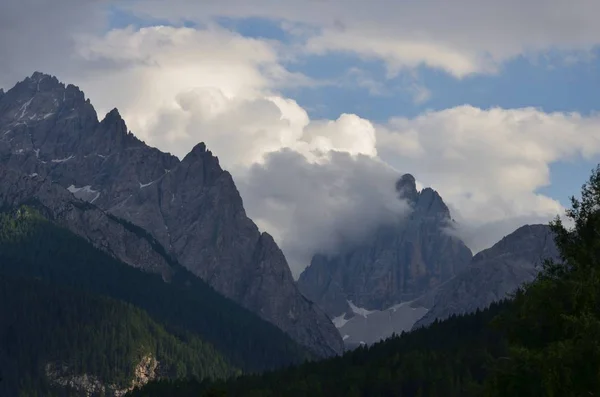 Wolken in de vallei — Stockfoto