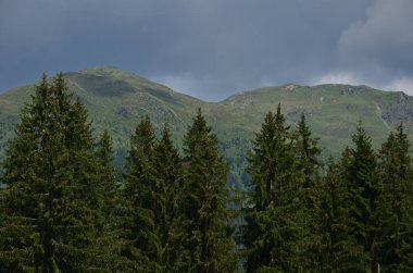 Dağlardaki karanlık gökyüzü