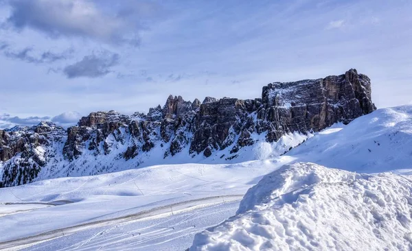 Klippor i snön — Stockfoto