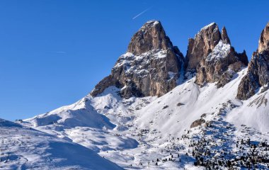 Mavi gökyüzünün zirveleri