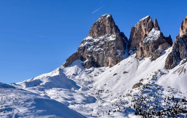 Mavi gökyüzünün zirveleri