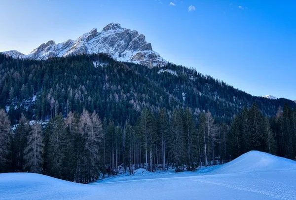 Lumières du soir sur les montagnes — Photo