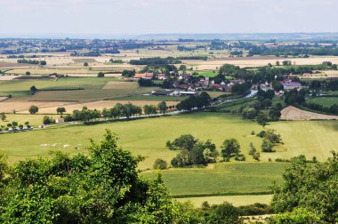 Burgundy Vadisi, La Vandenesse su yolu ile, Chateauneuf en Auxois kasabasından görüldü.