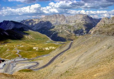 Fransız Alpleri 'nin yüksek rotası, 2646 metre yüksekliğindeki Col du Galibier üzerinden, Ecrin' in Alplerini Maurienne bölgesine bağlar.