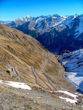 Trafoi Vadisi 'nden Stelvio Geçidi' ne 2757 metre irtifada uzanan yolun çok sayıda virajı var.