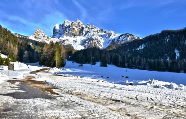 Braies Fuori Skidbacken Slutet Säsongen Med Utsikt Över Vallandro Topp — Stockfoto