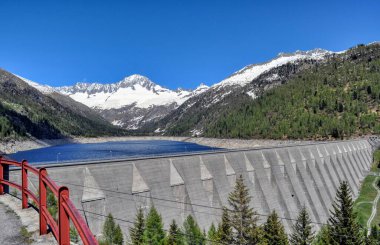 Malga Bissina Barajı, Daone Vadisi 'nin üst kısmında deniz seviyesinden 1790 metre yükseklikte yer almaktadır.