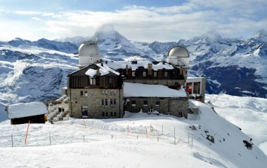 Gornergrat sırtındaki astronomik gözlemevi, arka planda Matterhorn dağı.