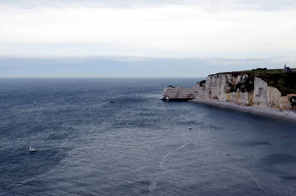 ノルマンディーのエチケット海岸の海と崖 — ストック写真