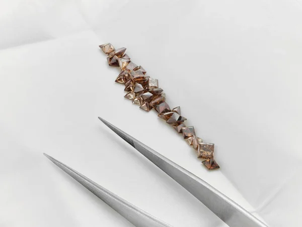 Diamants taille princesse brun chocolat en colis Photo De Stock