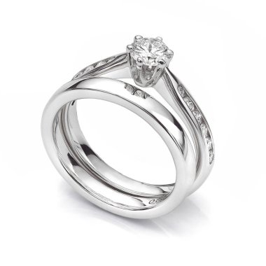 Bayanlar Platinyum veya beyaz altın elmas nişan yüzüğü ve alyans seti. Beyaz arka planda izole edilmiş bir çift yüzük. Nişan yüzüğünde 6 pençe ve 2.5 mm 'lik alyans var..