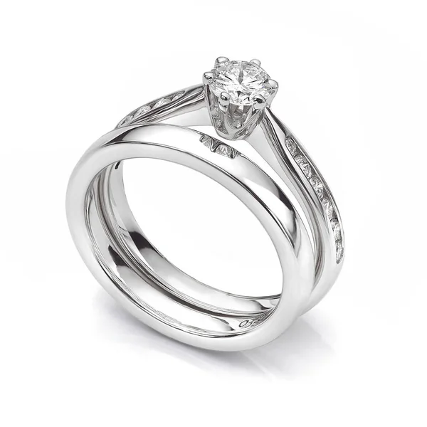 Bayanlar Platinyum veya beyaz altın elmas nişan yüzüğü ve alyans seti. Beyaz arka planda izole edilmiş bir çift yüzük. Nişan yüzüğünde 6 pençe ve 2.5 mm 'lik alyans var..