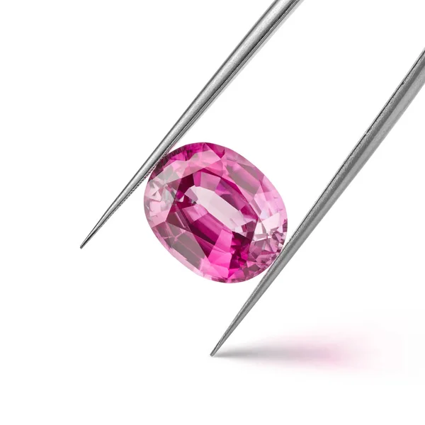 Beyaz Arkaplanda Cımbızla Oval Pembe Elmas